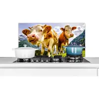 KitchenYeah - Spatscherm - Koeien - Gebergte - Alpen - Natuur - Dieren - Spatwand - 90x45 cm - Keuken decoratie - Spatscherm keuken - Achterwand keuken - Spatscherm koe