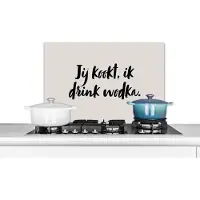 KitchenYeah Spatscherm keuken 60x40 cm - Kookplaat achterwand Taupe - Jij kookt, ik drink wodka - Quote - Muurbeschermer - Spatwand fornuis - Hoogwaardig aluminium