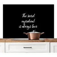 KitchenYeah Spatscherm keuken 120x80 cm - Kookplaat achterwand Quotes - Liefde - Koken - The secret ingredient is always love - Spreuken - Muurbeschermer - Spatwand fornuis - Hoogwaardig aluminium