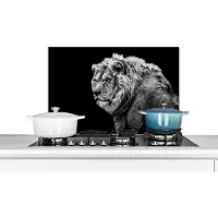 KitchenYeah Spatscherm keuken 70x50 cm - Kookplaat achterwand Leeuw - Portret - Wilde dieren - Zwart - Wit - Muurbeschermer - Spatwand fornuis - Hoogwaardig aluminium