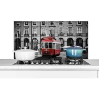 KitchenYeah Spatscherm keuken 100x50 cm - Kookplaat achterwand Zwart-wit foto met een rode tram - Muurbeschermer - Spatwand fornuis - Hoogwaardig aluminium