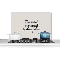 KitchenYeah Spatscherm keuken 90x60 cm - Kookplaat achterwand Spreuken - Recepten - The secret ingredient is always love - Quotes - Liefde - Muurbeschermer - Spatwand fornuis - Hoogwaardig aluminium
