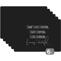 KitchenYeah Placemat - Placemats kunststof - Quote - Studeren - Liefde - 45x30 cm - 6 stuks - Hittebestendig - Anti-Slip - Onderlegger - Afneembaar