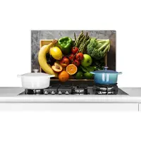 KitchenYeah Spatscherm keuken 70x50 cm - Kookplaat achterwand Krat - Fruit - Regenboog - Muurbeschermer - Spatwand fornuis - Hoogwaardig aluminium