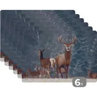 KitchenYeah Placemat - Placemats kunststof - Bosdieren - Hert - Landschap - Winter - Sneeuw - Natuur - 45x30 cm - 6 stuks - Hittebestendig - Anti-Slip - Onderlegger - Afneembaar