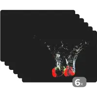 KitchenYeah Placemat - Placemats kunststof - Aardbeien - Fruit - Water - Zwart - Rood - 45x30 cm - 6 stuks - Hittebestendig - Anti-Slip - Onderlegger - Afneembaar