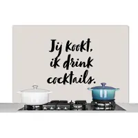 KitchenYeah Spatscherm keuken 120x80 cm - Kookplaat achterwand Taupe - Quote - Jij kookt, ik drink cocktails - Muurbeschermer - Spatwand fornuis - Hoogwaardig aluminium