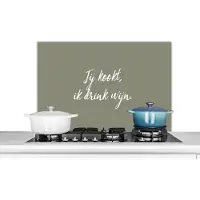 KitchenYeah Spatscherm keuken 80x55 cm - Kookplaat achterwand Quotes - Jij kookt, ik drink wijn - Wijn - Spreuken - Muurbeschermer - Spatwand fornuis - Hoogwaardig aluminium