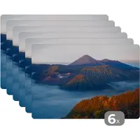 KitchenYeah Placemat - Placemats kunststof - Vulkaan - Natuur - Mist - 45x30 cm - 6 stuks - Hittebestendig - Anti-Slip - Onderlegger - Afneembaar