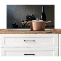 KitchenYeah Spatscherm keuken 90x45 cm - Kookplaat achterwand Stilleven - Zwart - Fles - Druiven - Muurbeschermer - Spatwand fornuis - Hoogwaardig aluminium
