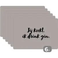 KitchenYeah Placemat - Placemats kunststof - Jij kookt, ik drink gin - Quote - Taupe - 45x30 cm - 6 stuks - Hittebestendig - Anti-Slip - Onderlegger - Afneembaar