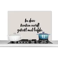 KitchenYeah Spatscherm keuken 100x65 cm - Kookplaat achterwand Quote - In deze keuken wordt gekookt met liefde - Taupe - Muurbeschermer - Spatwand fornuis - Hoogwaardig aluminium