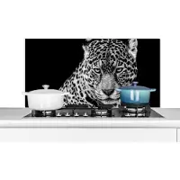 KitchenYeah Spatscherm keuken 100x50 cm - Kookplaat achterwand Luipaard - Dieren - Zwart - Wit - Portret - Muurbeschermer - Spatwand fornuis - Hoogwaardig aluminium
