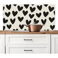 KitchenYeah Spatscherm keuken 120x60 cm - Kookplaat achterwand Hartjes - Zwart - Beige - Muurbeschermer - Spatwand fornuis - Hoogwaardig aluminium