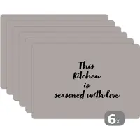 KitchenYeah Placemat - Placemats kunststof - Quotes - Koken - Spreuken - This kitchen is seasoned with love - Liefde - 45x30 cm - 6 stuks - Hittebestendig - Anti-Slip - Onderlegger - Afneembaar