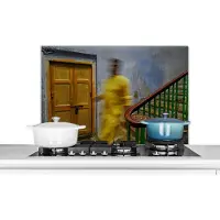 KitchenYeah Spatscherm keuken 80x55 cm - Kookplaat achterwand Man - Trap - Deur - Architectuur - Muurbeschermer - Spatwand fornuis - Hoogwaardig aluminium