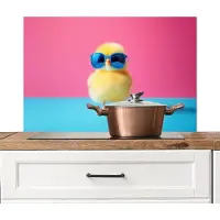 KitchenYeah Spatscherm keuken 80x55 cm - Kookplaat achterwand Kuiken - Zonnebril - Blauw - Muurbeschermer - Spatwand fornuis - Hoogwaardig aluminium