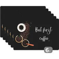 KitchenYeah Placemat - Placemats kunststof - Quotes - Koffie - Spreuken - But first coffee - 45x30 cm - 6 stuks - Hittebestendig - Anti-Slip - Onderlegger - Afneembaar