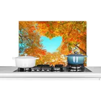 KitchenYeah Spatscherm keuken 80x55 cm - Kookplaat achterwand Bomen - Herfst - Hartje - Natuur - Oranje - Hart - Muurbeschermer - Spatwand fornuis - Hoogwaardig aluminium