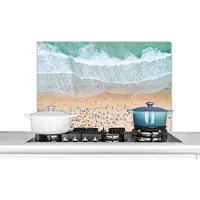 KitchenYeah Spatscherm keuken 90x60 cm - Kookplaat achterwand Zee - Strand - Parasols - Water - Zomer - Muurbeschermer - Spatwand fornuis - Hoogwaardig aluminium
