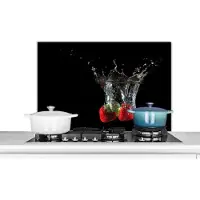 KitchenYeah Spatscherm keuken 80x55 cm - Kookplaat achterwand Aardbeien - Fruit - Water - Zwart - Rood - Muurbeschermer - Spatwand fornuis - Hoogwaardig aluminium