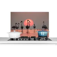 KitchenYeah Spatscherm keuken - Flamingo - Zon - Roze - Vogel - Tropisch - 90x60 cm - Spatwand - Acherwand keuken - Spatscherm dieren - Keuken decoratie