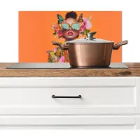KitchenYeah Spatscherm keuken 60x30 cm - Kookplaat achterwand Vlinders - Vrouw - Zonnebril - Kleurrijk - Muurbeschermer - Spatwand fornuis - Hoogwaardig aluminium