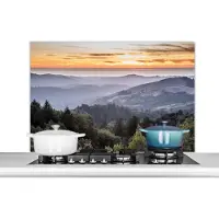 KitchenYeah Spatscherm keuken 100x65 cm - Kookplaat achterwand Bergen - Zon - Bos - Landschap - Muurbeschermer - Spatwand fornuis - Hoogwaardig aluminium