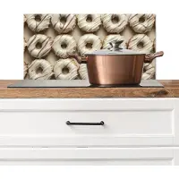 KitchenYeah Spatscherm keuken 60x30 cm - Kookplaat achterwand Donuts - Chocolade - Wit - Beige - Muurbeschermer - Spatwand fornuis - Hoogwaardig aluminium