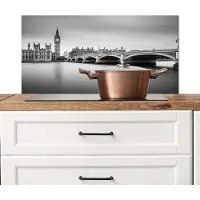 KitchenYeah Spatscherm keuken 80x40 cm - Kookplaat achterwand Londen - Big Ben - Water - Skyline - Zwart wit - Muurbeschermer - Spatwand fornuis - Hoogwaardig aluminium