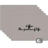 KitchenYeah Placemat - Placemats kunststof - Quotes - Spreuken - Koffie - Coffee: The gasoline of life - 45x30 cm - 6 stuks - Hittebestendig - Anti-Slip - Onderlegger - Afneembaar