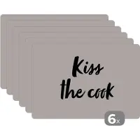 KitchenYeah Placemat - Placemats kunststof - Quotes - Spreuken - Kok - Kus - Kiss the cook - 45x30 cm - 6 stuks - Hittebestendig - Anti-Slip - Onderlegger - Afneembaar