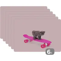 KitchenYeah Placemat - Placemats kunststof - Poes - Kitten - Dieren - Skateboard - Roze - 45x30 cm - 6 stuks - Hittebestendig - Anti-Slip - Onderlegger - Afneembaar