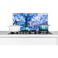 KitchenYeah - Spatscherm - Spatwand - Hortensia - Bloemen - Natuur - Waterdruppel - Blauw - 70x30 cm - Achterwand keuken - Spatscherm keuken - Spatscherm bloemen - Keuken decoratie - Muurbeschermer