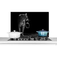 KitchenYeah Spatscherm keuken 90x60 cm - Kookplaat achterwand Wilde dieren - Luipaard - Natuur - Zwart - Wit - Muurbeschermer - Spatwand fornuis - Hoogwaardig aluminium