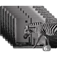 KitchenYeah Placemat - Placemats kunststof - Zebra - Muur - Deur - Dieren - Zwart wit - 45x30 cm - 6 stuks - Hittebestendig - Anti-Slip - Onderlegger - Afneembaar