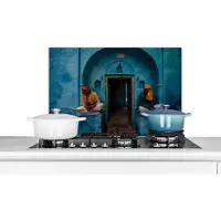 KitchenYeah Spatscherm keuken 70x50 cm - Kookplaat achterwand Deur - Man - Blauw - Architectuur - Muurbeschermer - Spatwand fornuis - Hoogwaardig aluminium