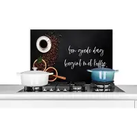 KitchenYeah Spatscherm keuken 60x40 cm - Kookplaat achterwand Spreuken - Een goede dag begint met koffie - Quotes - Koffie - Muurbeschermer - Spatwand fornuis - Hoogwaardig aluminium