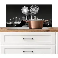 KitchenYeah Spatscherm keuken 90x45 cm - Kookplaat achterwand Vuurwerk - Proosten - Skyline - Champagne - Muurbeschermer - Spatwand fornuis - Hoogwaardig aluminium
