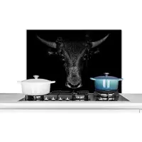 KitchenYeah Spatscherm keuken 80x55 cm - Kookplaat achterwand Stier - Dieren - Zwart - Wit - Muurbeschermer - Spatwand fornuis - Hoogwaardig aluminium
