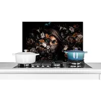 KitchenYeah Spatscherm Keuken - Kookplaat Achterwand - Spatwand Fornuis - 70x50 cm - Vrouw - Luxe - Bloemen - Vlinder - Portret - Aluminium - Wanddecoratie - Achterwand keuken - Muurbeschermer - Hittebestendig