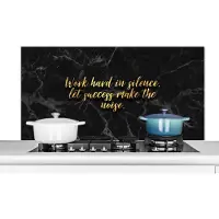 KitchenYeah Spatscherm keuken 120x60 cm - Kookplaat achterwand Quotes - Motivatie - Goud - Marmer print - Muurbeschermer - Spatwand fornuis - Hoogwaardig aluminium