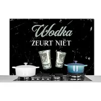 KitchenYeah Spatscherm keuken 120x80 cm - Kookplaat achterwand Wodka - Shotglaasjes - Spreuken Bordjes - Muurbeschermer - Spatwand fornuis - Hoogwaardig aluminium - Cadeau voor vrouw - Cadeau voor man