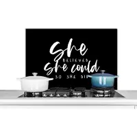 KitchenYeah Spatscherm keuken 80x55 cm - Kookplaat achterwand She believed she could so she did - Quotes - Spreuken - Muurbeschermer - Spatwand fornuis - Hoogwaardig aluminium
