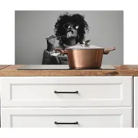 KitchenYeah Spatscherm keuken 90x45 cm - Kookplaat achterwand Vrouw - Pasta - Zwart - Wit - Muurbeschermer - Spatwand fornuis - Hoogwaardig aluminium
