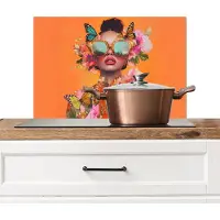 KitchenYeah Spatscherm keuken 70x50 cm - Kookplaat achterwand Vlinders - Vrouw - Zonnebril - Kleurrijk - Muurbeschermer - Spatwand fornuis - Hoogwaardig aluminium
