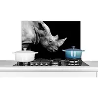 KitchenYeah Spatscherm keuken 70x50 cm - Kookplaat achterwand Portretfoto neushoorn op zwarte achtergrond in zwart-wit - Muurbeschermer - Spatwand fornuis - Hoogwaardig aluminium