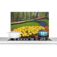 KitchenYeah Spatscherm keuken 80x55 cm - Kookplaat achterwand Bloemen in het gras in de Keukenhof in Holland. - Muurbeschermer - Spatwand fornuis - Hoogwaardig aluminium