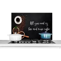 KitchenYeah Spatscherm keuken 90x60 cm - Kookplaat achterwand Spreuken - Koffie - Liefde - Quotes - All you need is love and more coffee - Muurbeschermer - Spatwand fornuis - Hoogwaardig aluminium