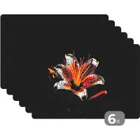 KitchenYeah Placemat - Placemats kunststof - Bloemen - Lelie - Oranje - Portret - Zwart - 45x30 cm - 6 stuks - Hittebestendig - Anti-Slip - Onderlegger - Afneembaar